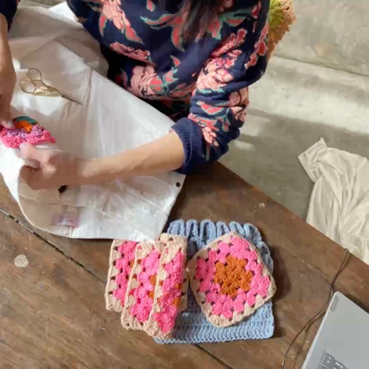 No me estoy comiendo los codos para mostrarles todo lo que hicimos con @yagmouroficial , no ⚡️⚡️⚡️

Falta nada 🙌🏻🌸🌈

#crochet #handmade #creatividad